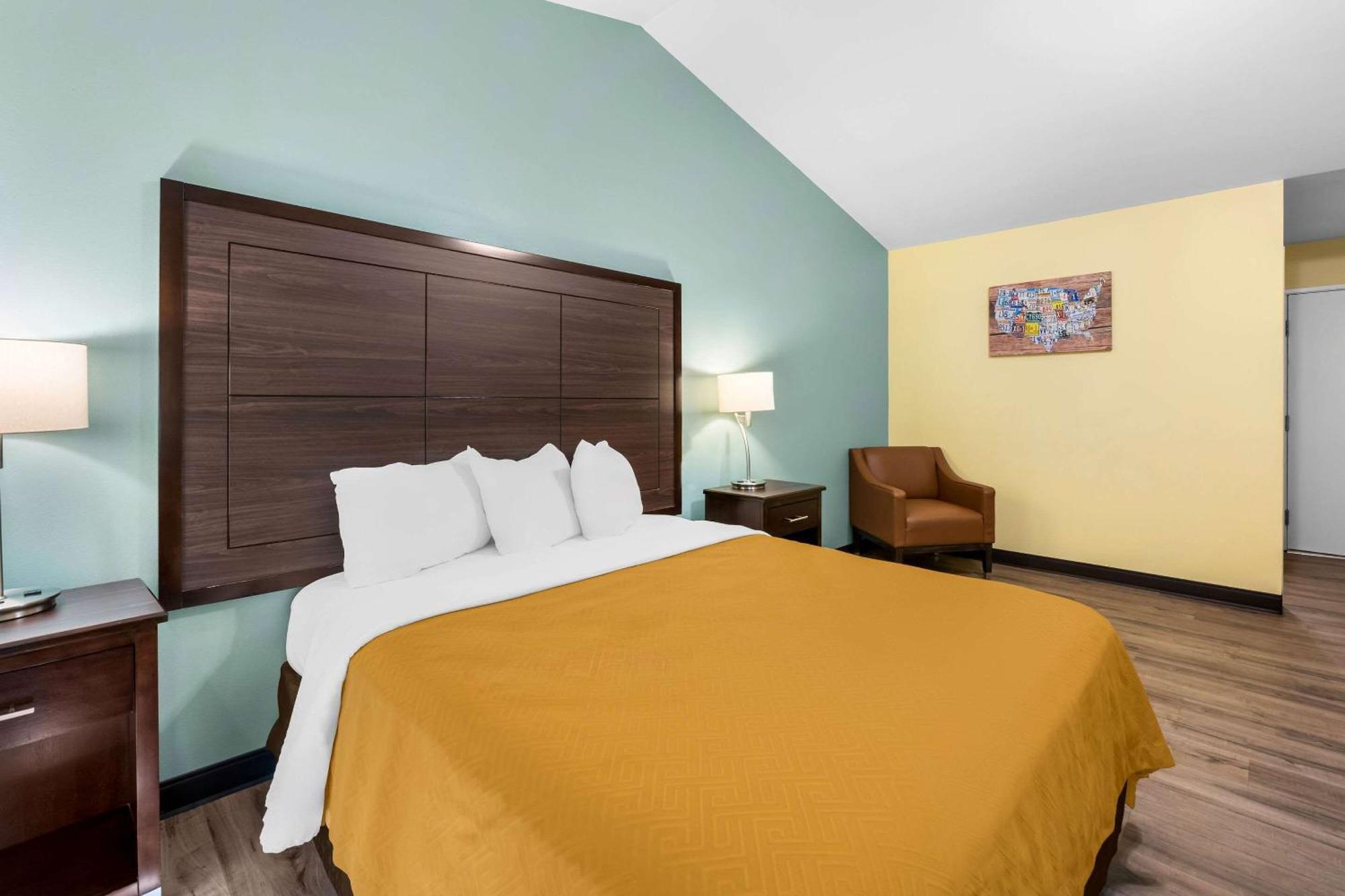 Econo Lodge Inn & Suites Eau Claire Exterior photo