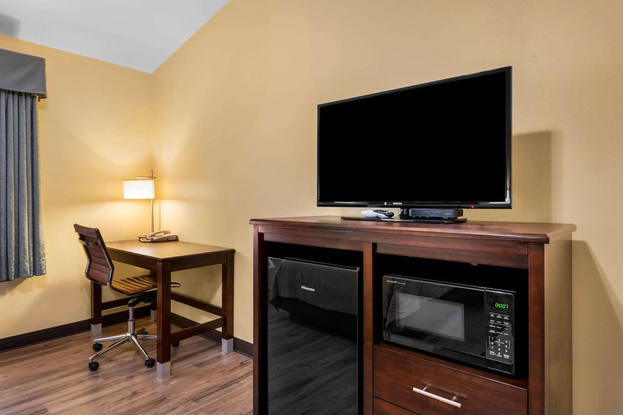 Econo Lodge Inn & Suites Eau Claire Exterior photo