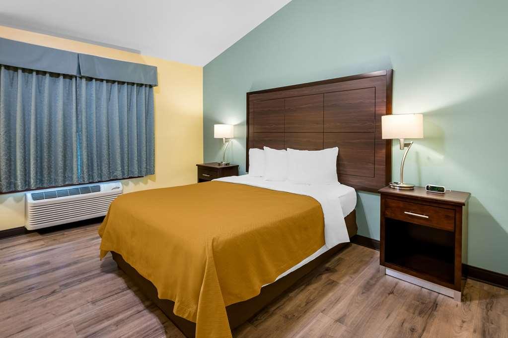 Econo Lodge Inn & Suites Eau Claire Room photo