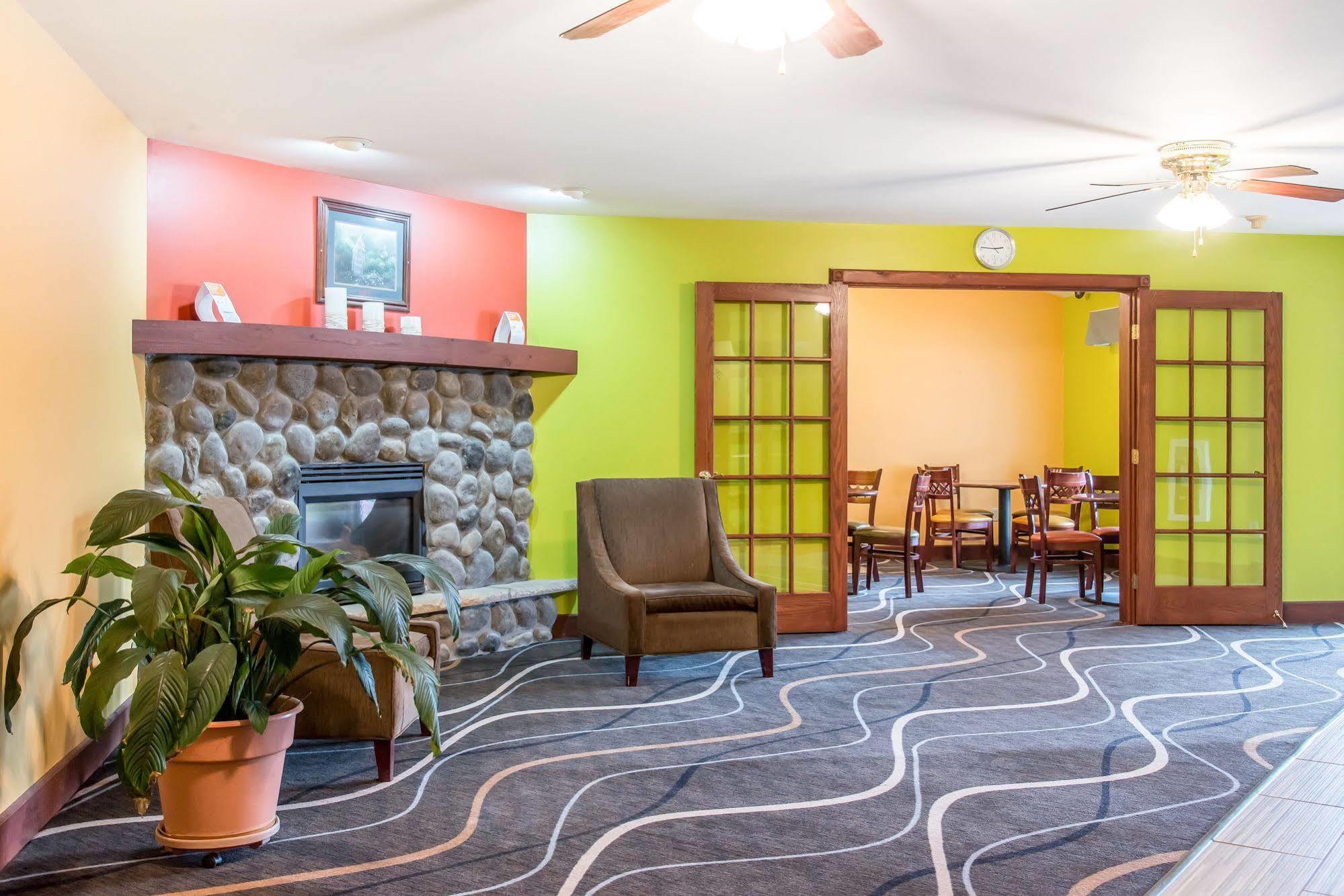 Econo Lodge Inn & Suites Eau Claire Exterior photo
