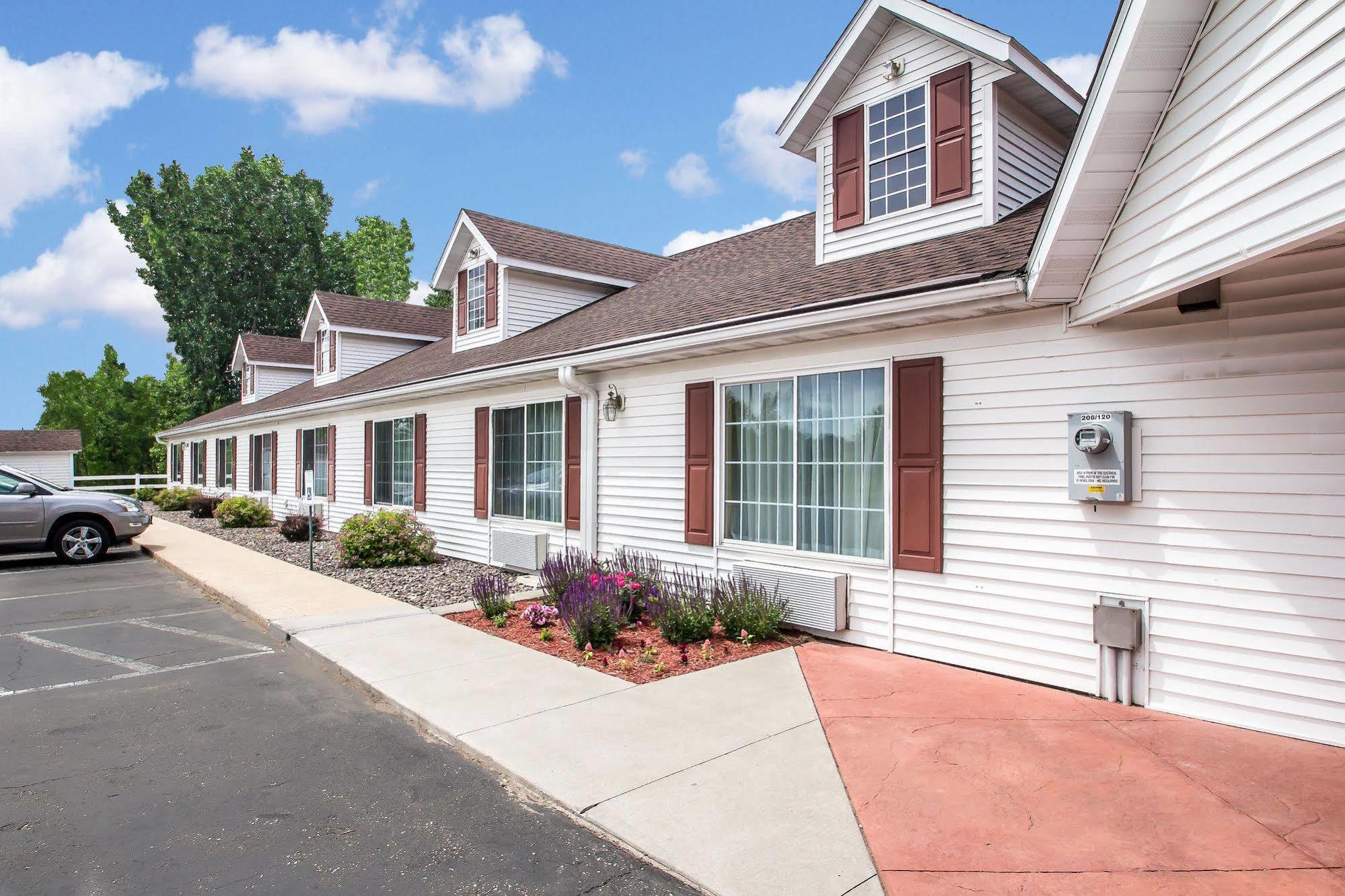 Econo Lodge Inn & Suites Eau Claire Exterior photo