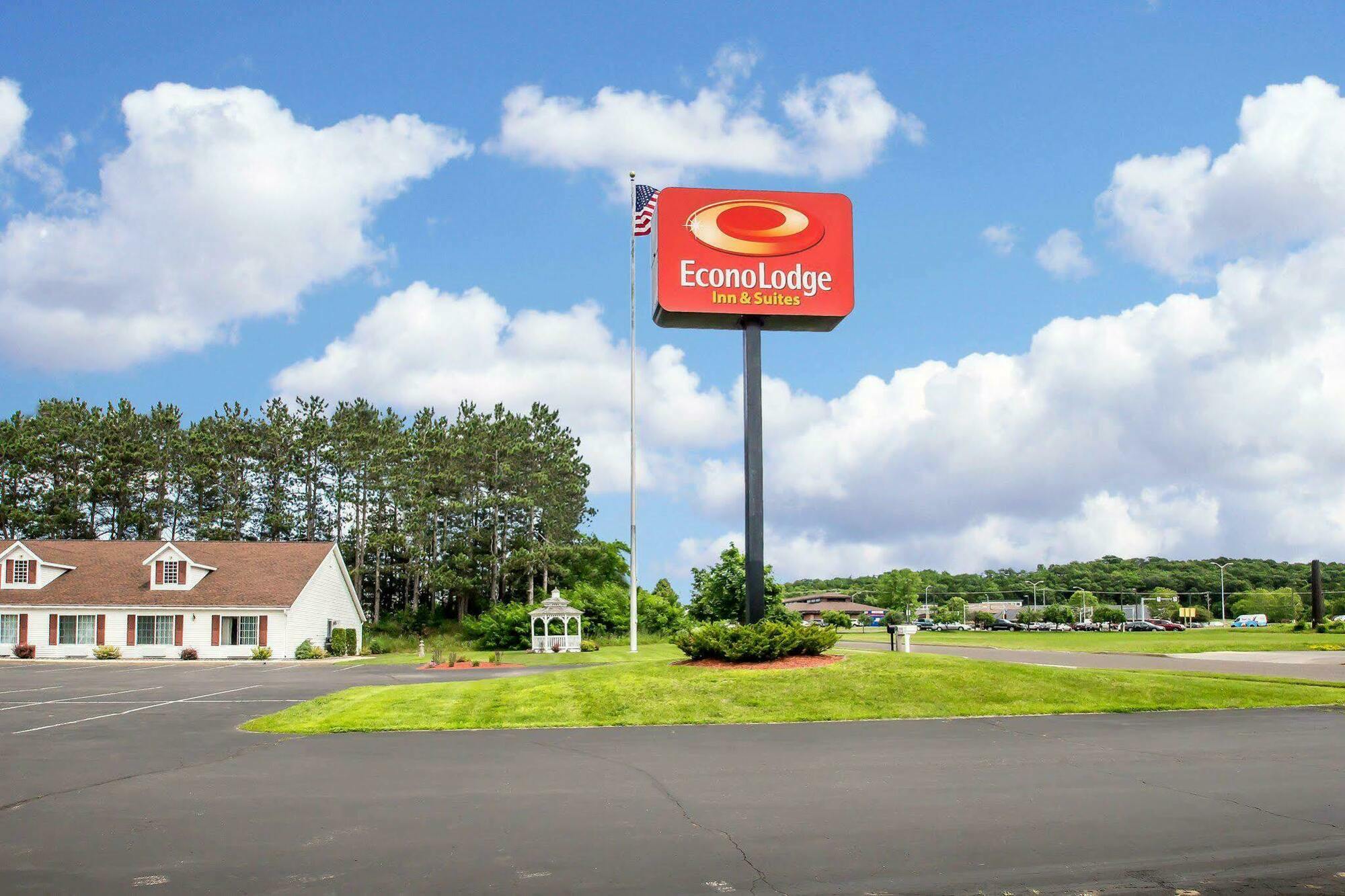 Econo Lodge Inn & Suites Eau Claire Exterior photo