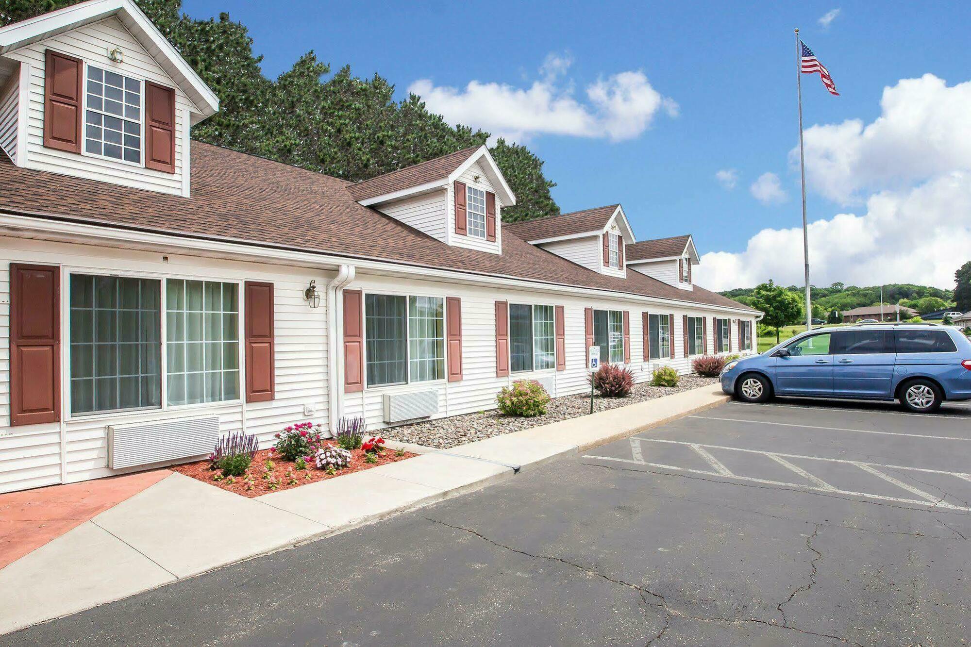 Econo Lodge Inn & Suites Eau Claire Exterior photo
