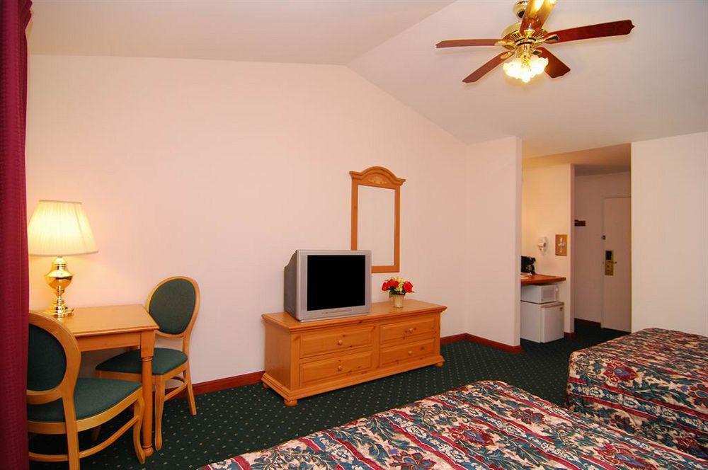 Econo Lodge Inn & Suites Eau Claire Exterior photo